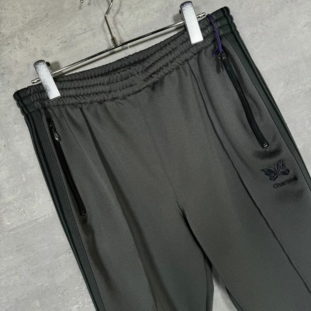 『ニードルス × チャコール』(M) ナロートラックパンツ