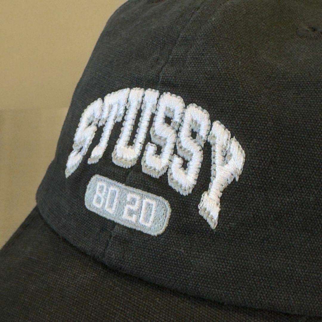 『STUSSY』ステューシー カレッジロゴ刺繍キャップ
