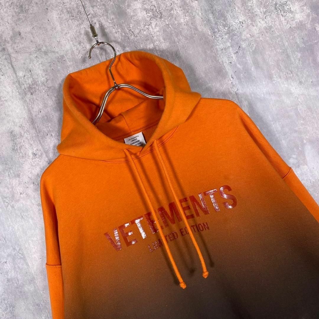 『VETEMENTS』ヴェトモン (S) グラディエントロゴ パーカー