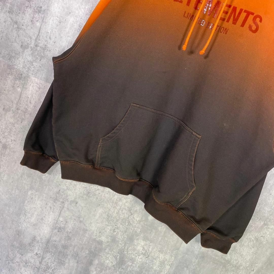 『VETEMENTS』ヴェトモン (S) グラディエントロゴ パーカー