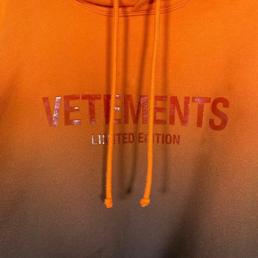 『VETEMENTS』ヴェトモン (S) グラディエントロゴ パーカー
