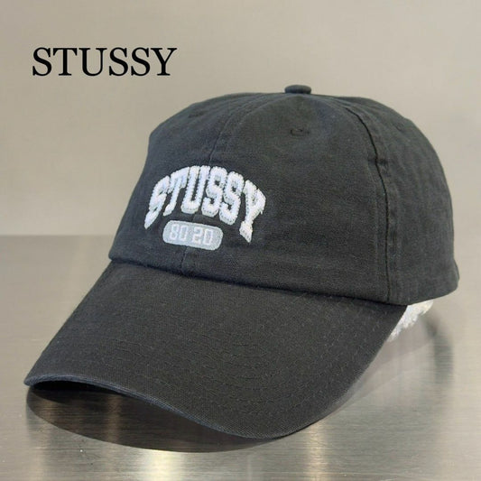 『STUSSY』ステューシー カレッジロゴ刺繍キャップ