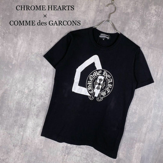 『クロムハーツ × コムデギャルソン』 (XL) フロントプリント 半袖Tシャツ